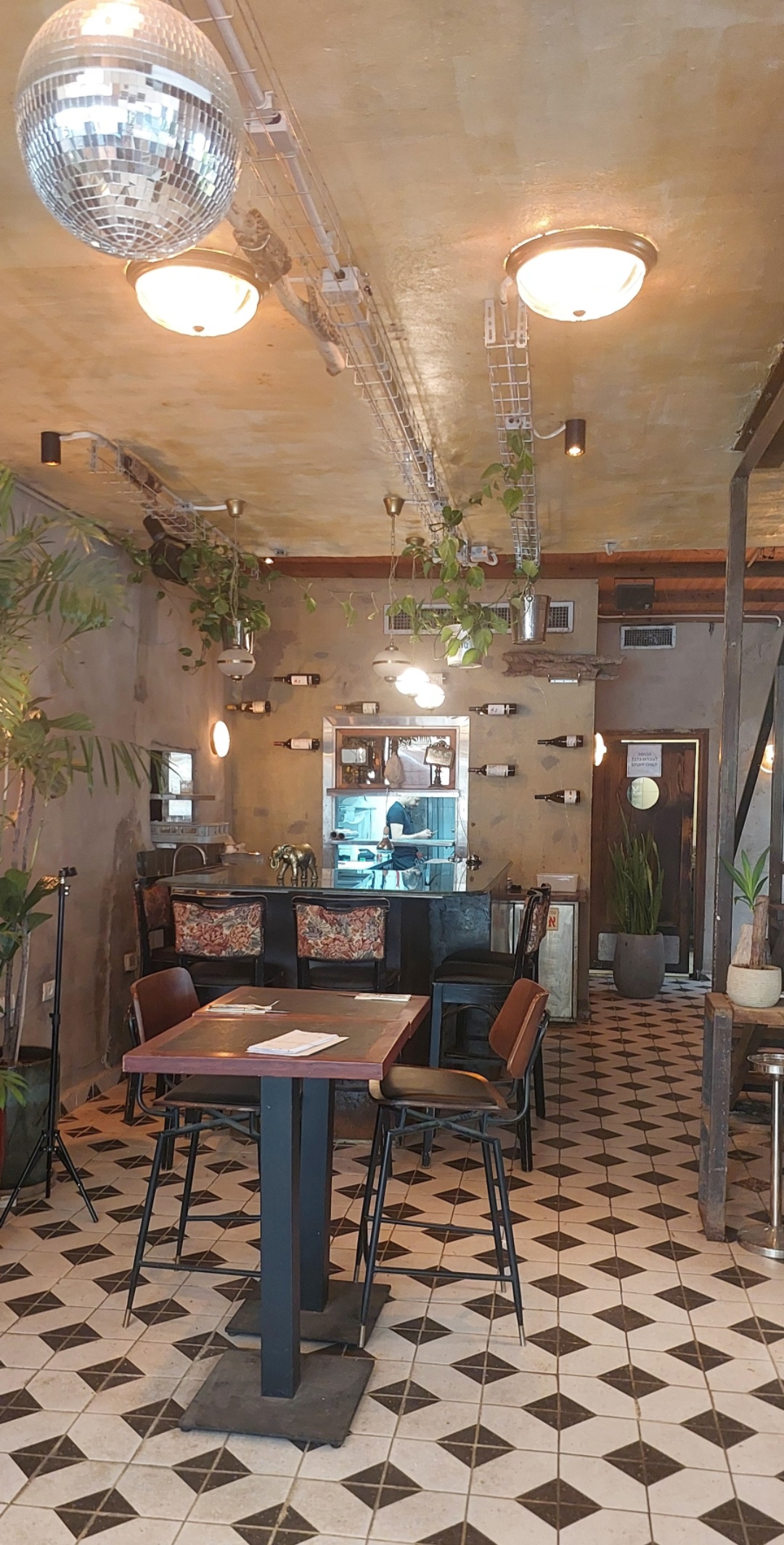 בר שכונתי-בוגרשוב-ת"א